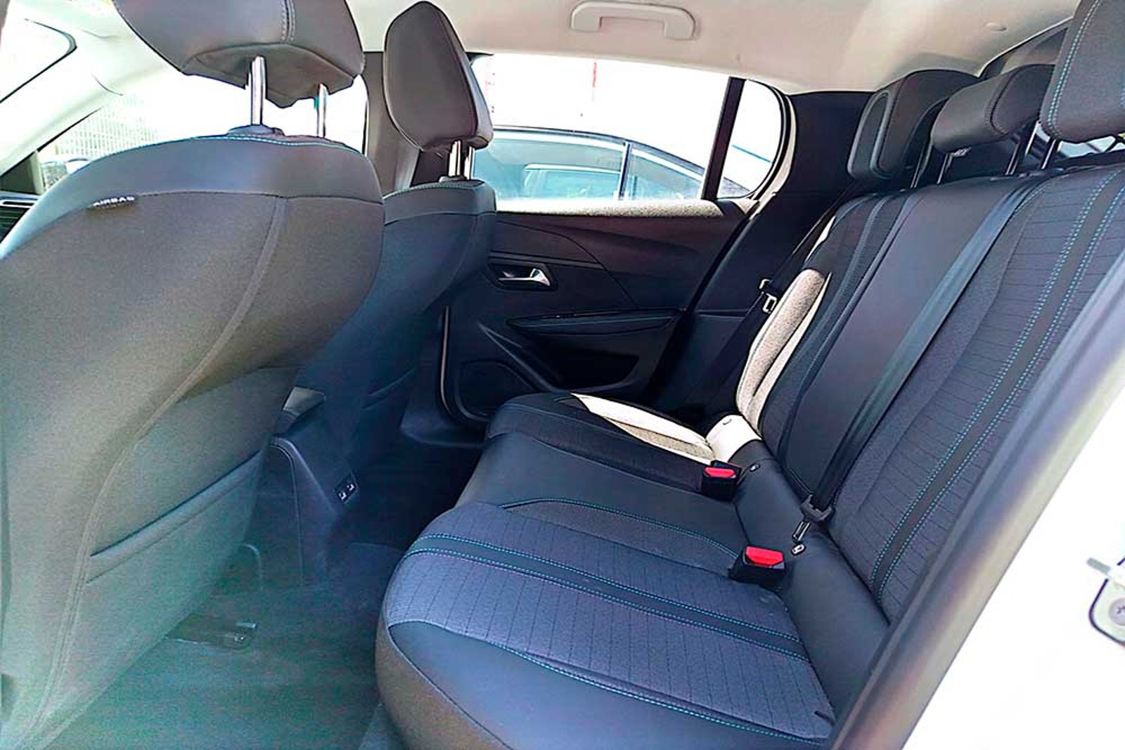 PEUGEOT NUEVO 208 ALLURE PACK PURETECH 130 EAT8 2024 - Imagen 3 de 12