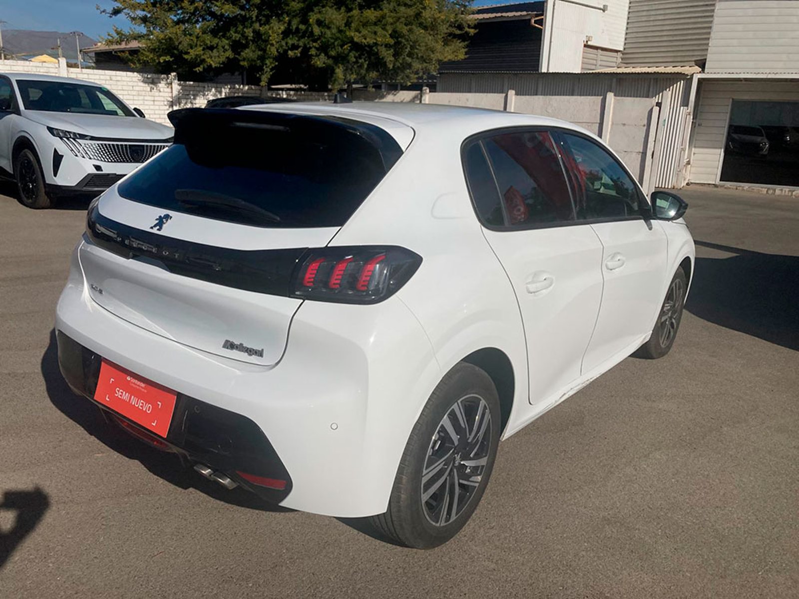 PEUGEOT 208 Allure Pack Puretech 130 EAT8 e6.4 2024 - Imagen 9 de 12