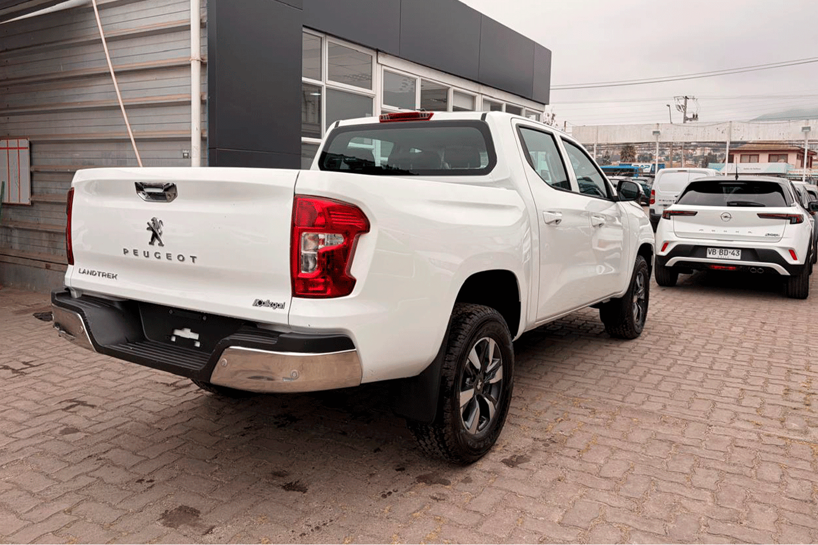 PEUGEOT LANDTREK ACTIVE Diesel 180hp 4X4 AT 2025 - Imagen 8 de 12