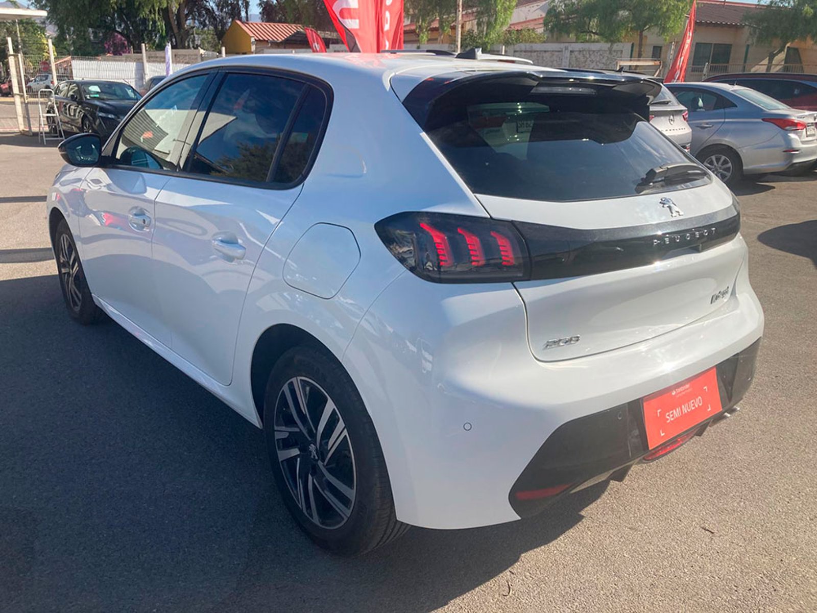 PEUGEOT 208 Allure Pack Puretech 130 EAT8 e6.4 2024 - Imagen 10 de 12
