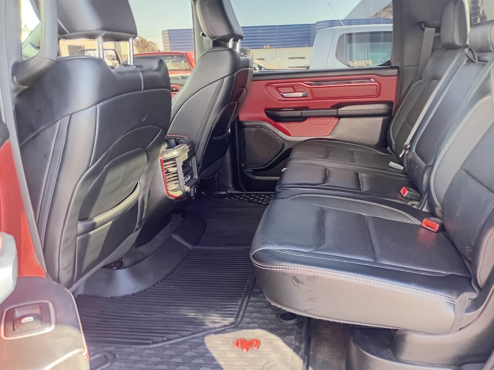 RAM 1500 REBEL CREW DCAB 4X4 5.7 AUT 2022 - Foto 2 de 12