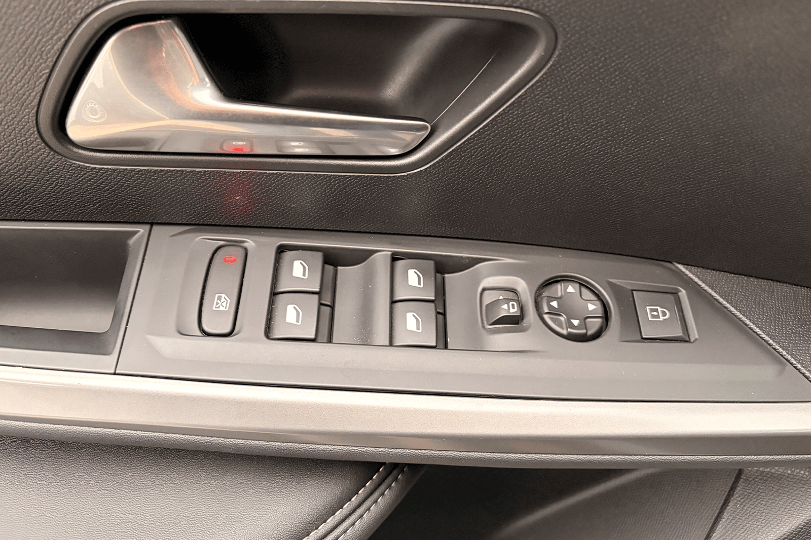 PEUGEOT New 3008 PREMIERE MHEV 136 eDCT6 2025 - Imagen 3 de 12