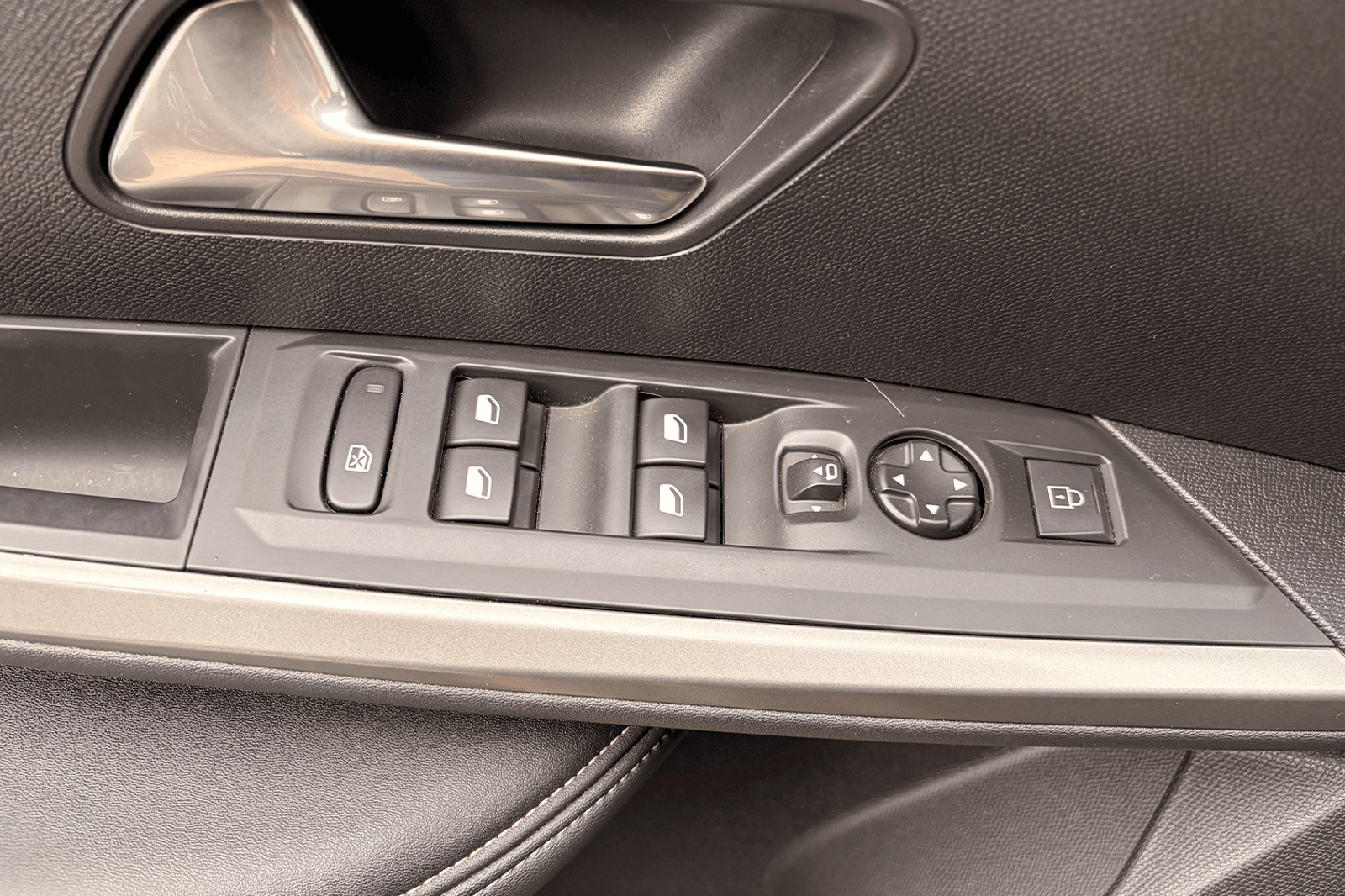 PEUGEOT New 3008 PREMIERE MHEV 136 eDCT6 2025 - Imagen 3 de 12