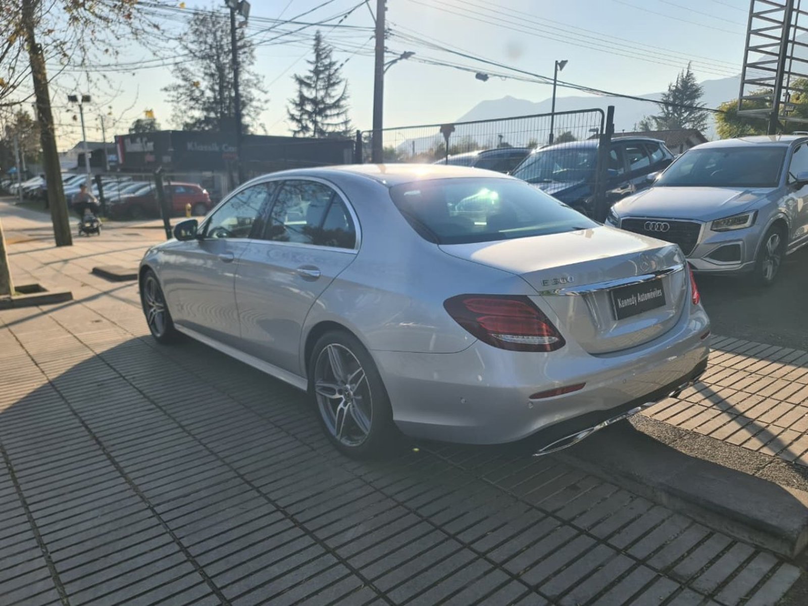 Mercedes-Benz E300 2.0 LOOK AMG 4X2 AT 4P. 2019 - Foto 4 de 10