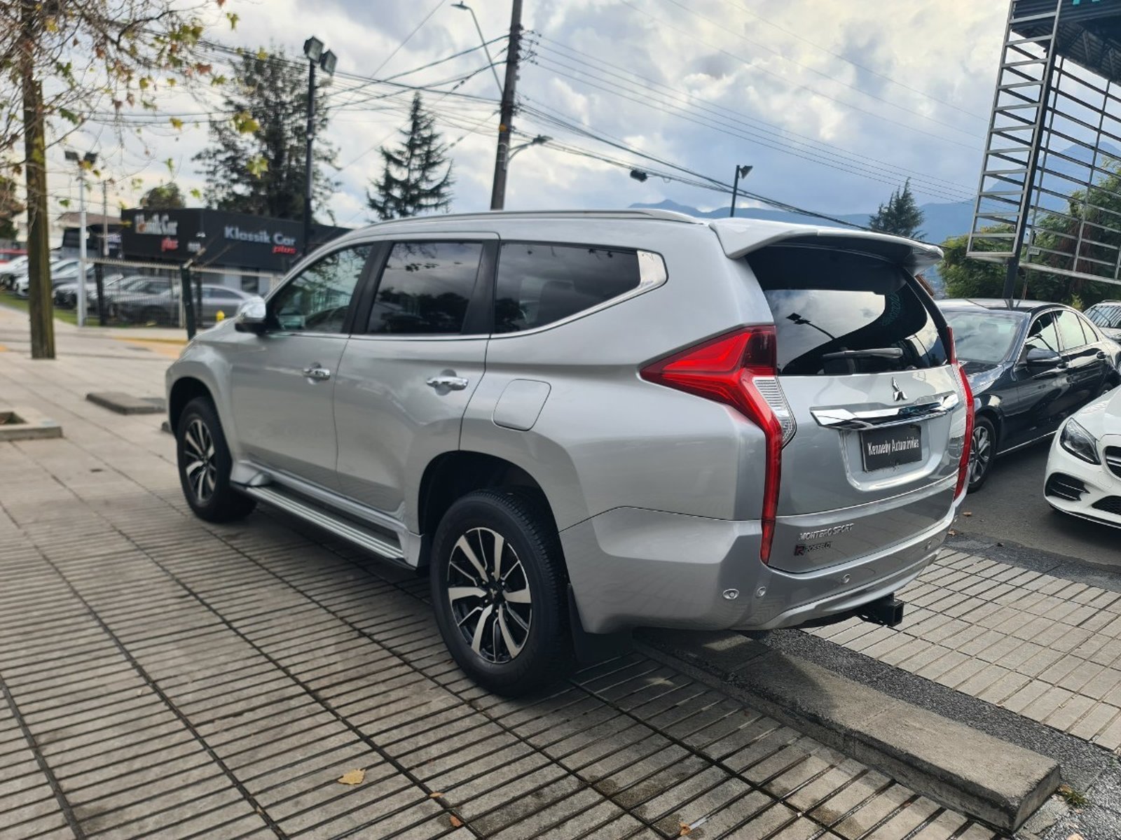 Mitsubishi MONTERO SPORT 3.0 LIMITED 4X4 AT 5P. 2019 - Foto 3 de 10