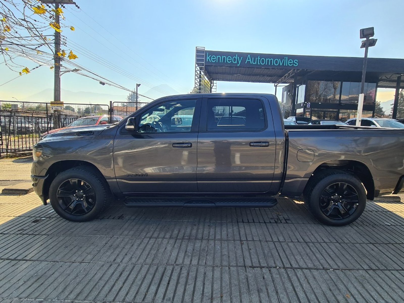 RAM 1500 BIG HORN CREW CAB 4X4 3.6 AUT 2022 - Foto 3 de 10