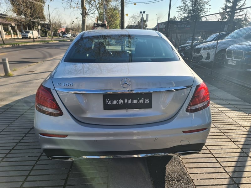 Mercedes-Benz E300 2.0 LOOK AMG 4X2 AT 4P. 2019 - Imagen 9 de 10