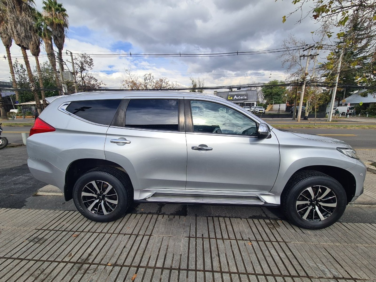 Mitsubishi MONTERO SPORT 3.0 LIMITED 4X4 AT 5P. 2019 - Imagen 6 de 10