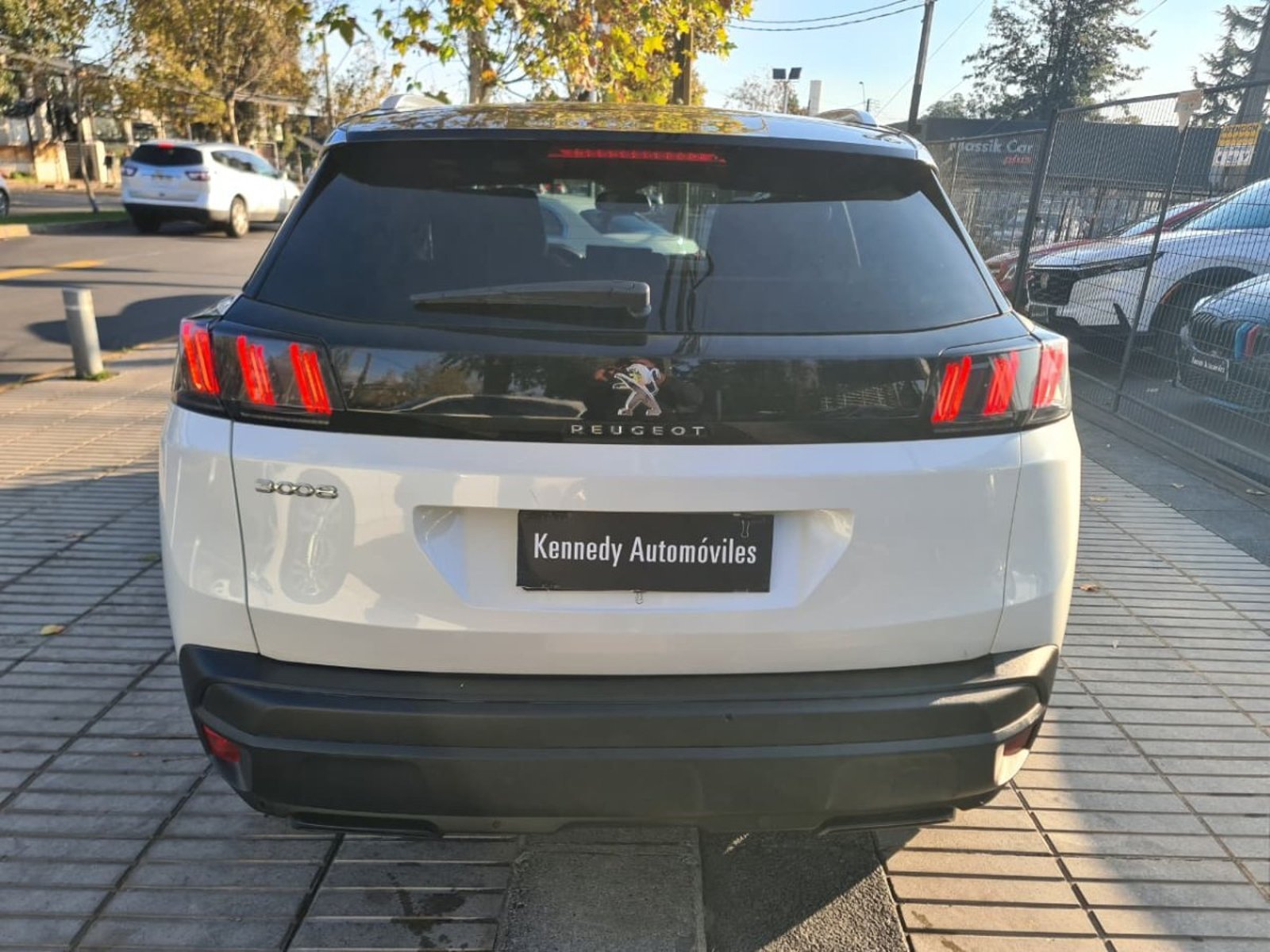 Peugeot 3008 1.6 THP 165 Auto Allure Pack 2022 - Foto 4 de 10