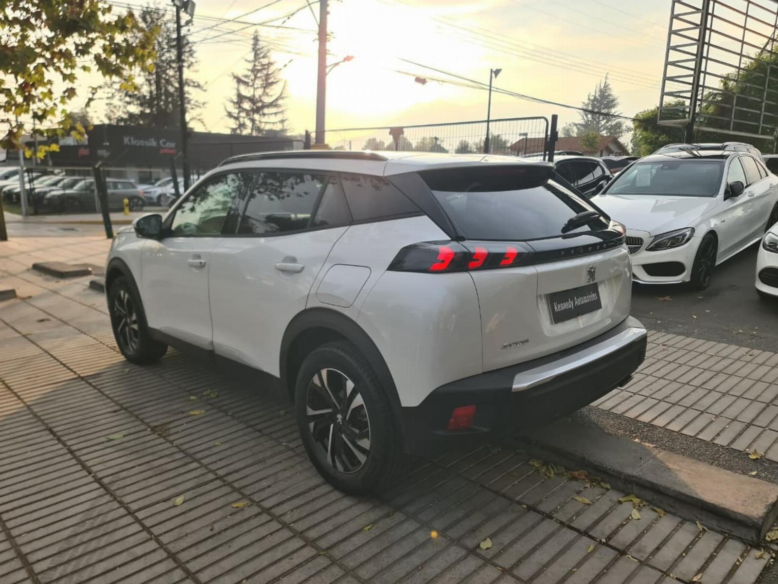 PEUGEOT 2008 1.5 BlueHDI 130 HP Auto Allure Pack 2022 - Imagen 5 de 8