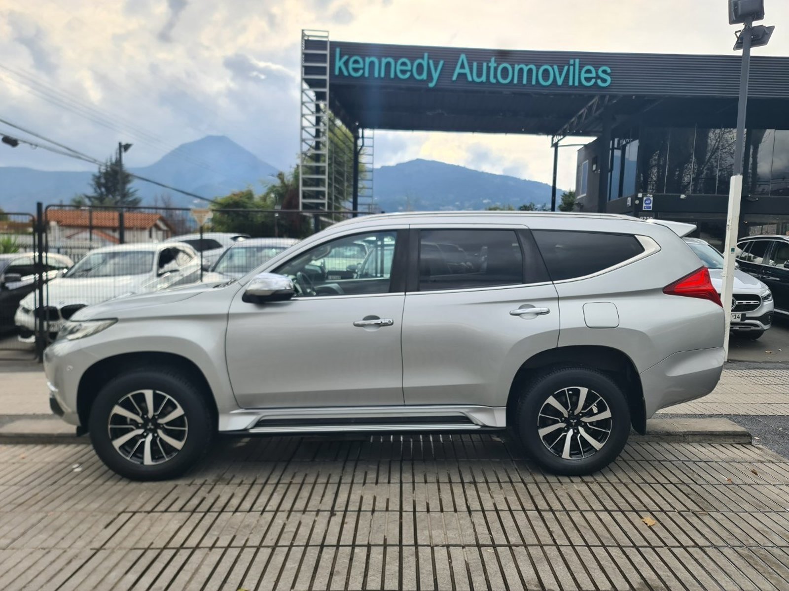 Mitsubishi MONTERO SPORT 3.0 LIMITED 4X4 AT 5P. 2019 - Foto 5 de 10