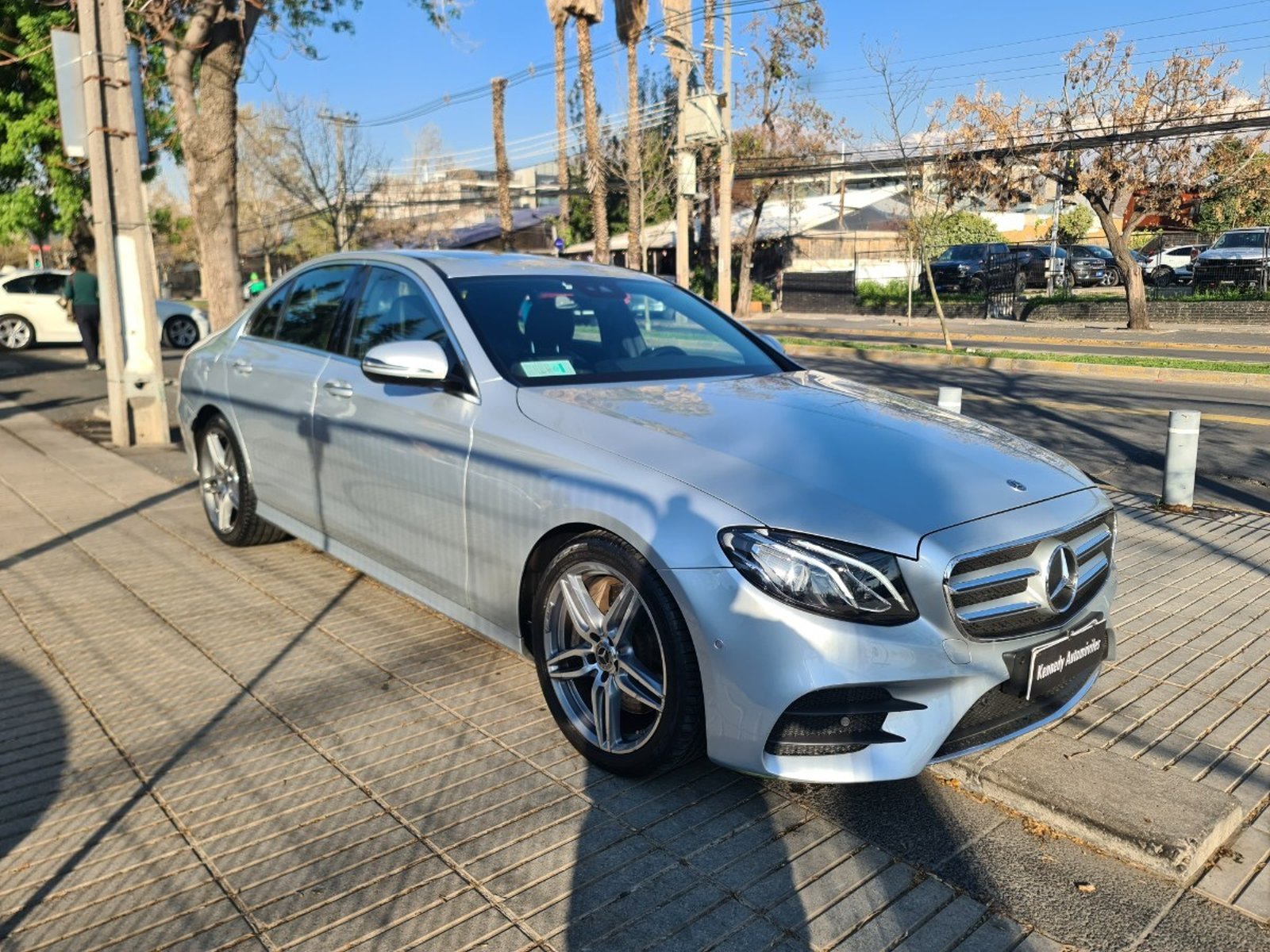 Mercedes-Benz E300 2.0 LOOK AMG 4X2 AT 4P. 2019 - Foto 2 de 10
