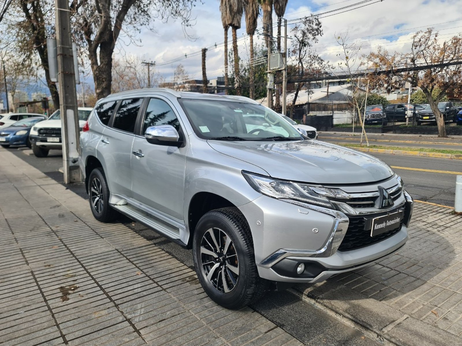 Mitsubishi MONTERO SPORT 3.0 LIMITED 4X4 AT 5P. 2019 - Foto 2 de 10