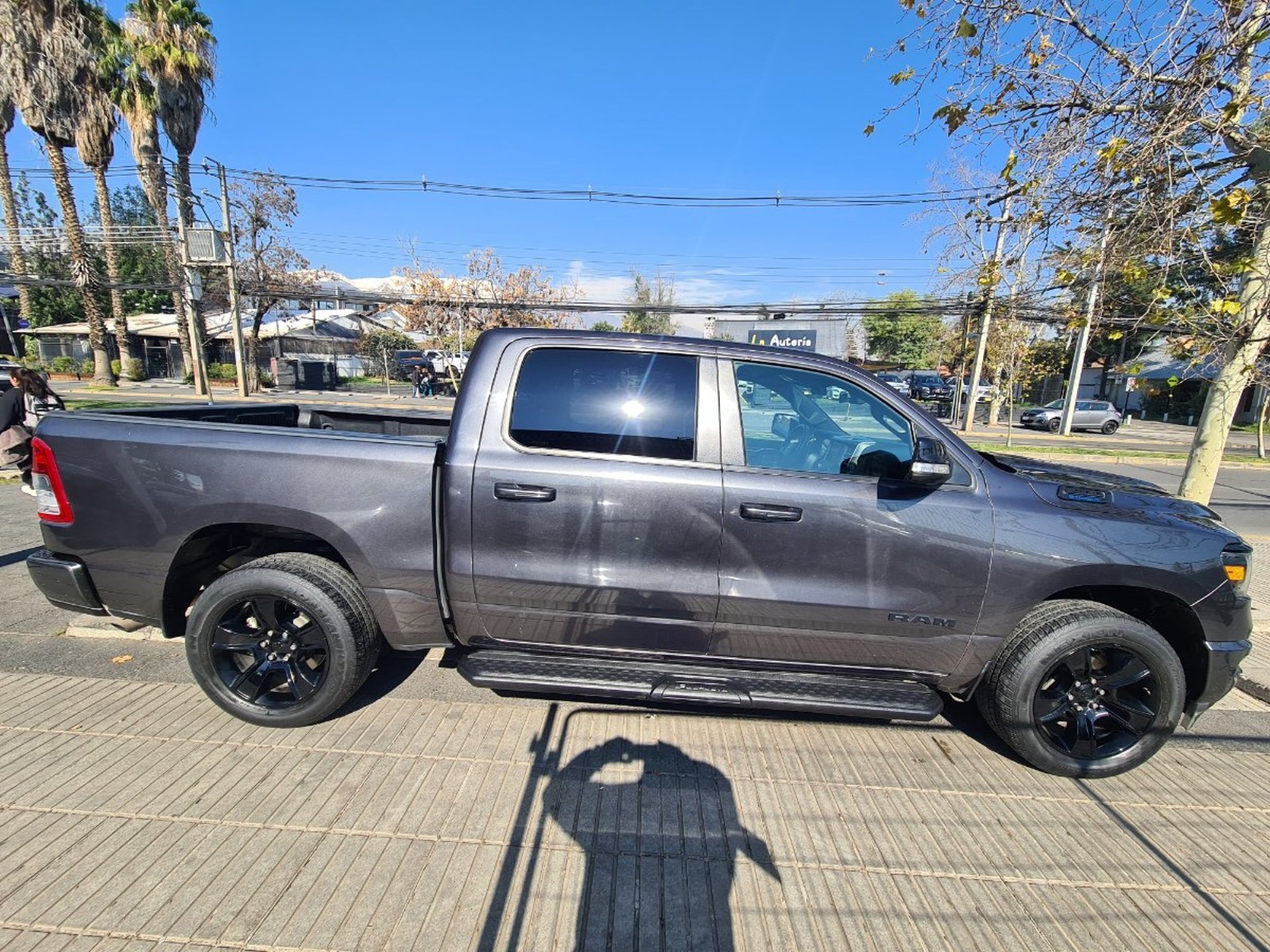 RAM 1500 BIG HORN CREW CAB 4X4 3.6 AUT 2022 - Foto 4 de 10