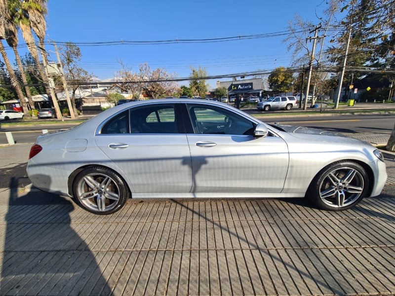 Mercedes-Benz E300 2.0 LOOK AMG 4X2 AT 4P. 2019 - Imagen 7 de 10