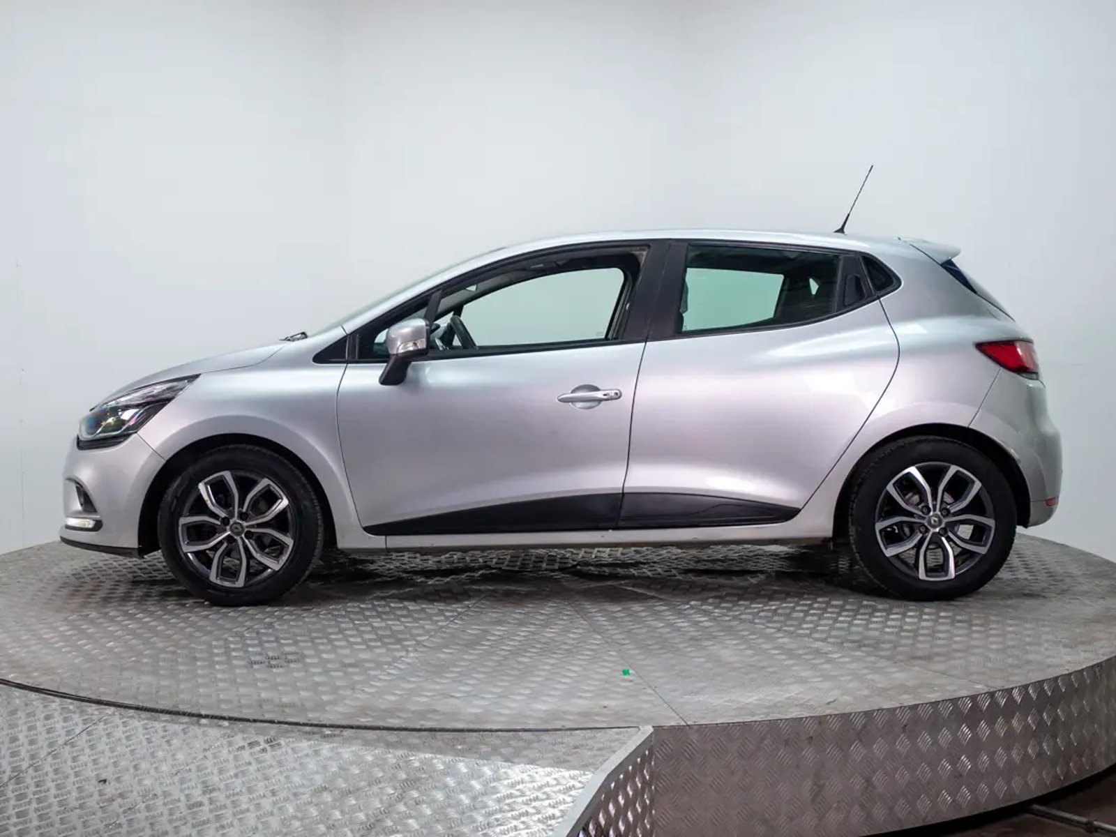 RENAULT CLIO 2017 - Imagen 7 de 18