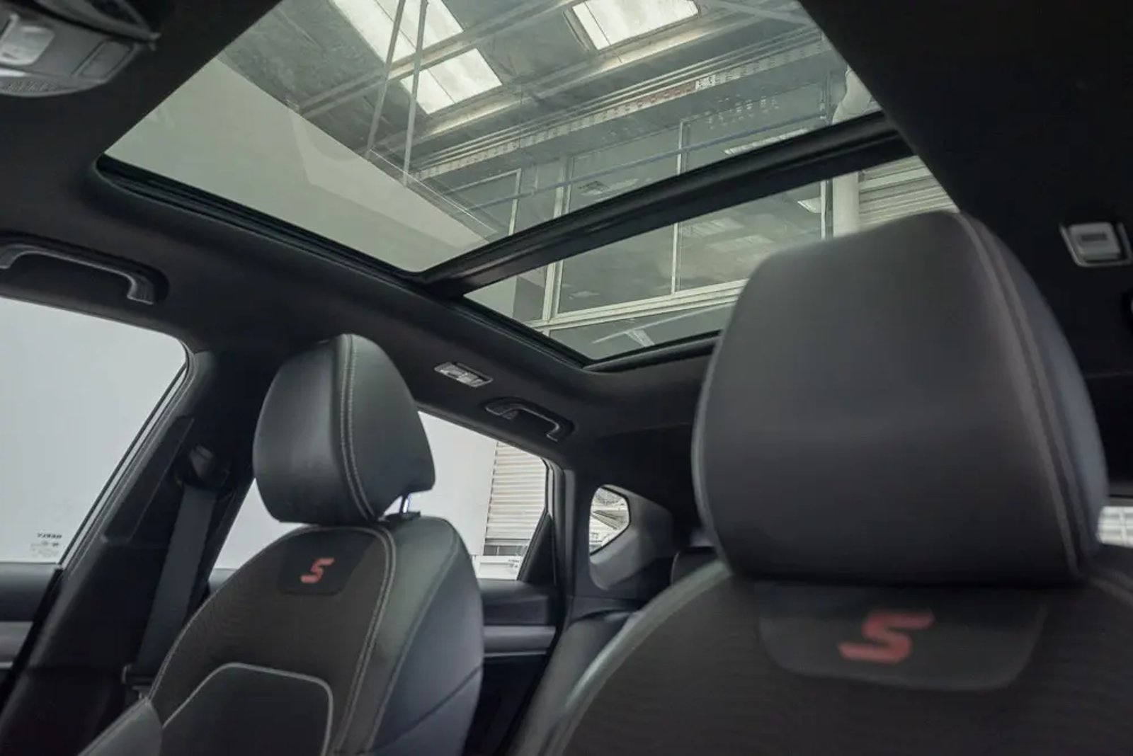 GEELY COOLRAY 2023 - Imagen 14 de 18