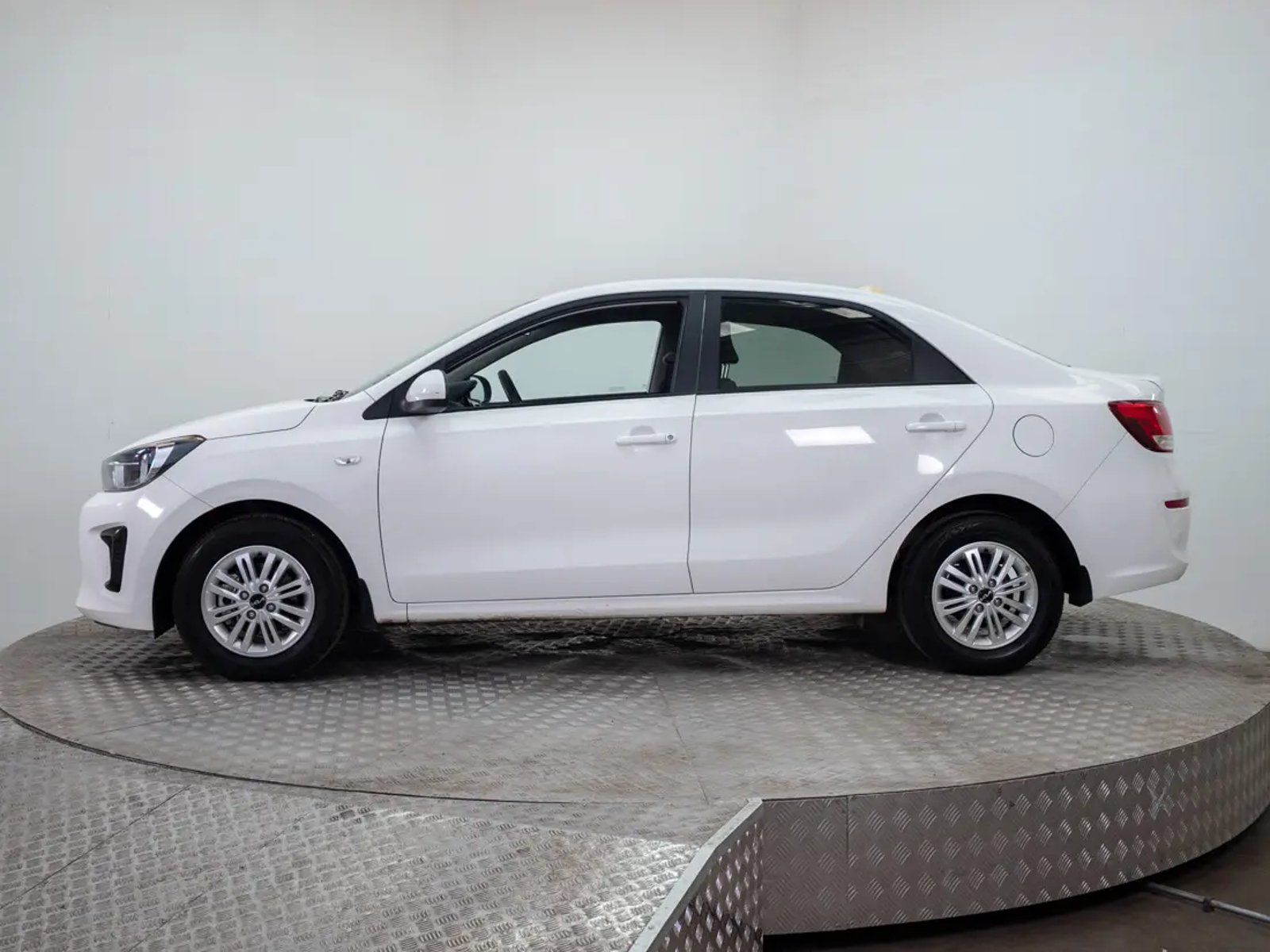 Kia SOLUTO 2024 - Foto 4 de 20