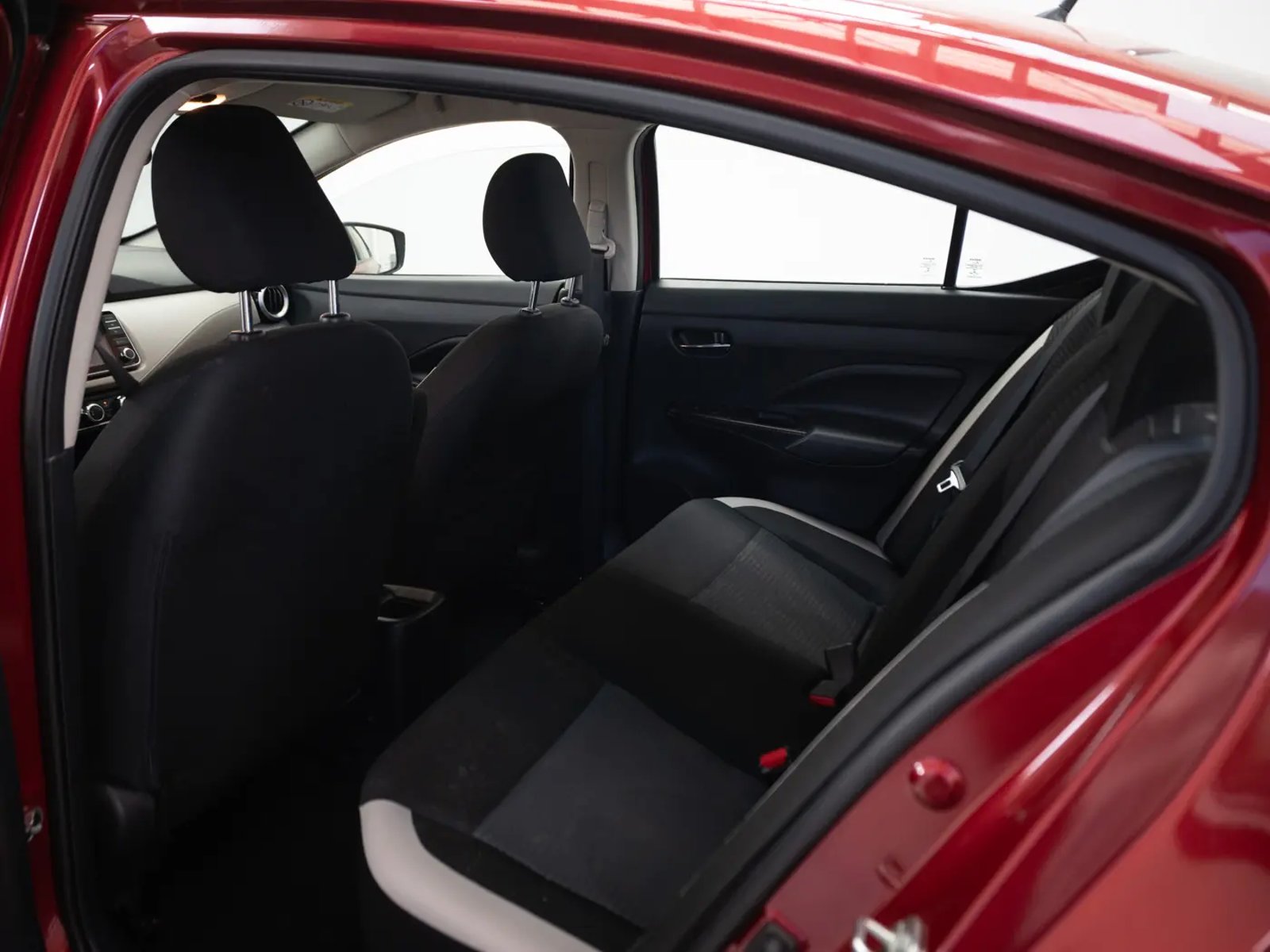 NISSAN VERSA 2021 - Imagen 13 de 17