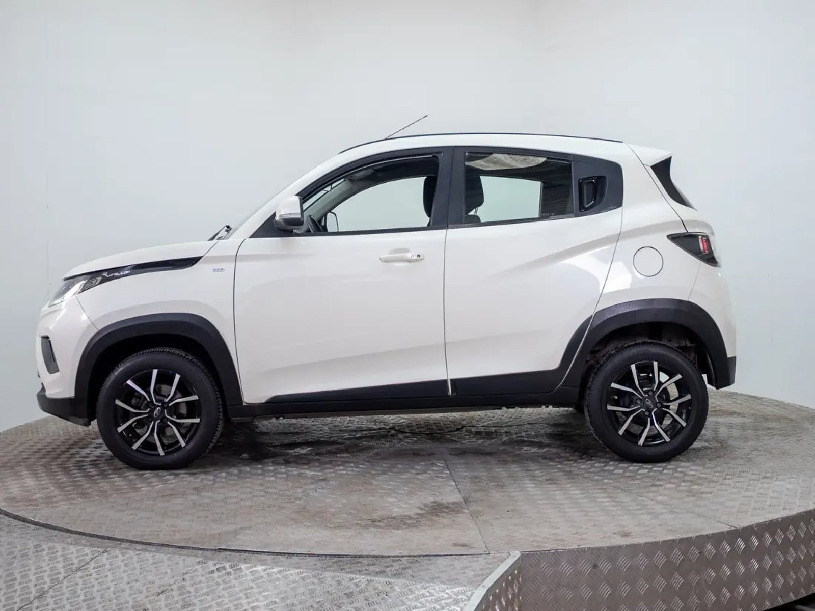 Mahindra KUV100 2021 - Foto 4 de 18