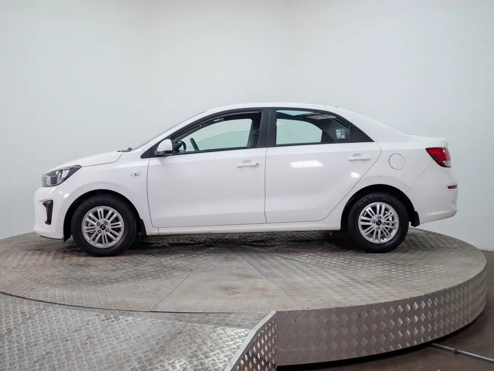 Kia SOLUTO 2024 - Imagen 4 de 20