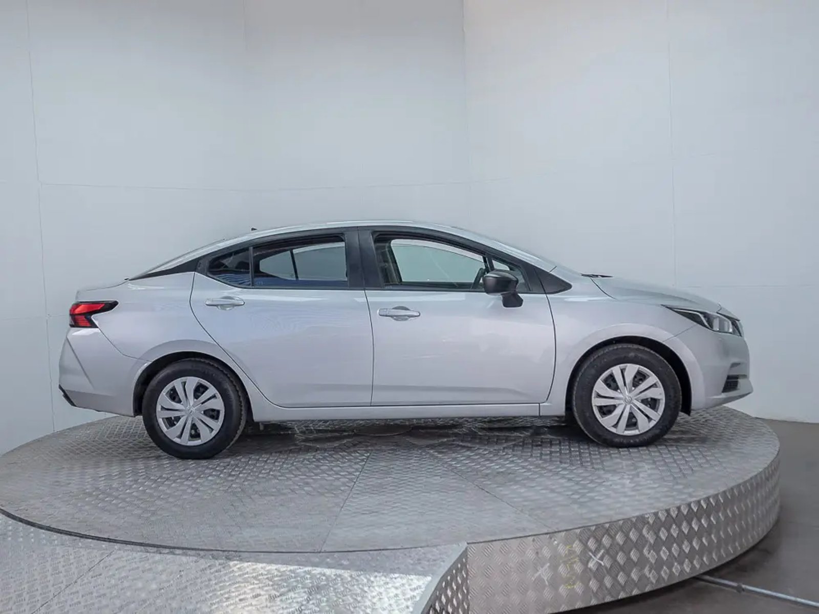 NISSAN VERSA 2023 - Imagen 5 de 15
