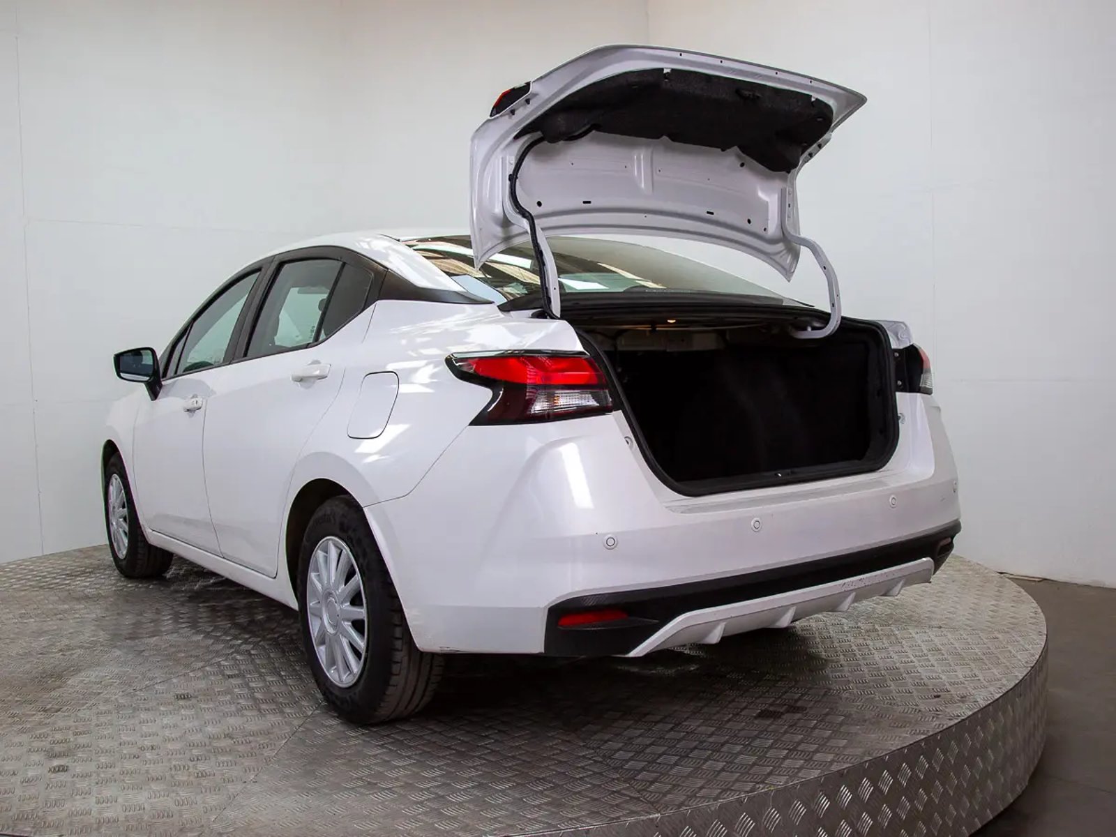 NISSAN VERSA 2023 - Imagen 10 de 17