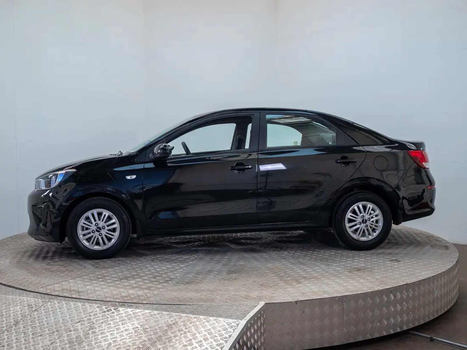 Kia SOLUTO 2024 - Foto 4 de 20