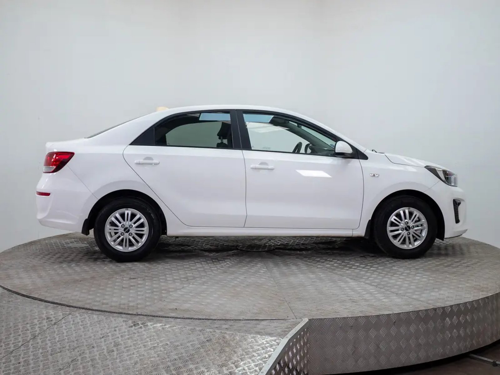 Kia SOLUTO 2024 - Imagen 8 de 20