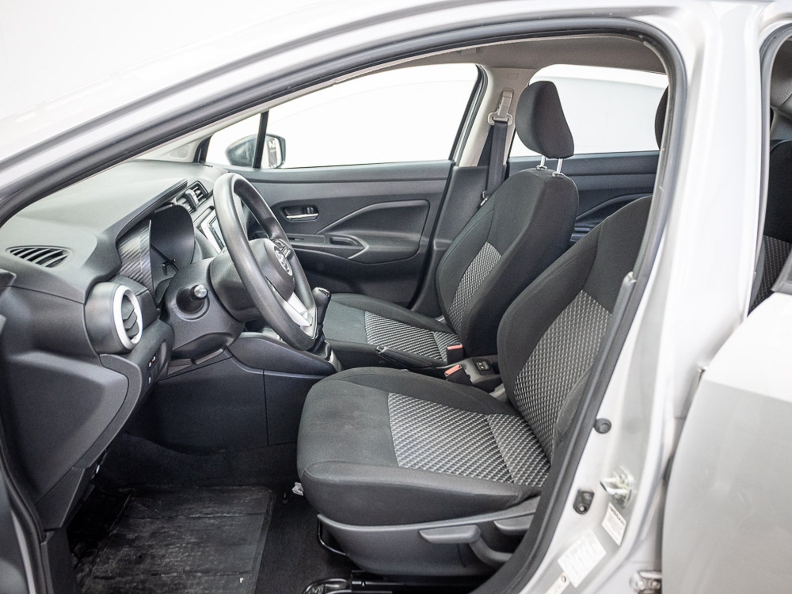 NISSAN VERSA 2023 - Imagen 13 de 15