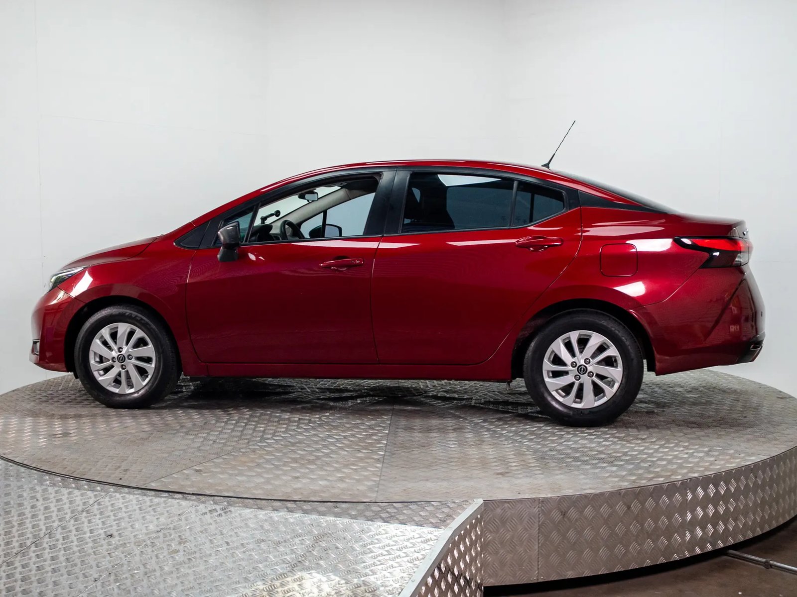NISSAN VERSA 2025 - Imagen 4 de 19