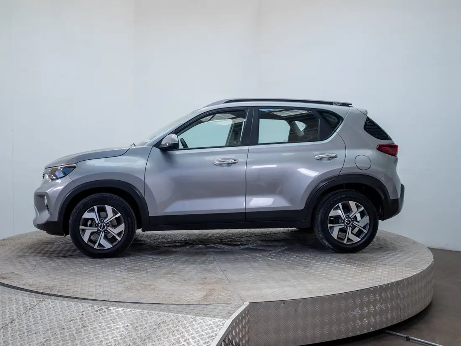 Kia SONET 2023 - Foto 4 de 19
