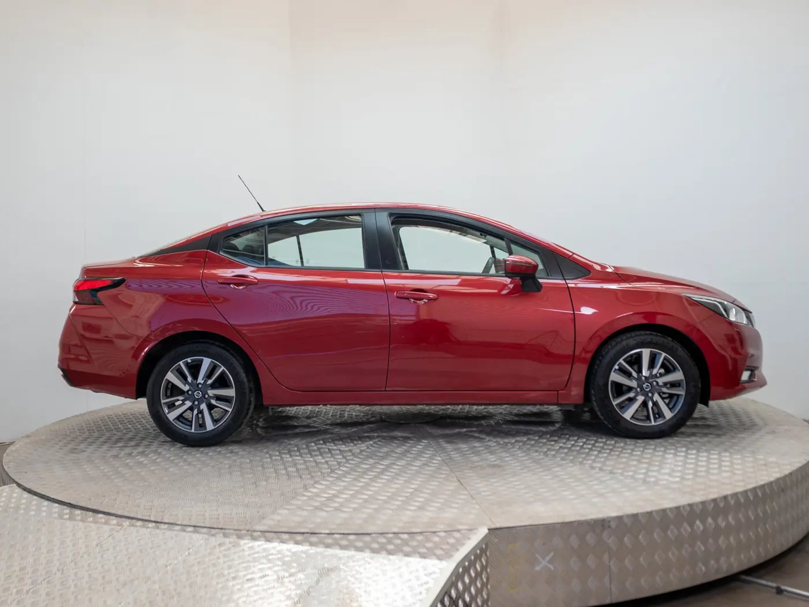 NISSAN VERSA 2021 - Imagen 9 de 17