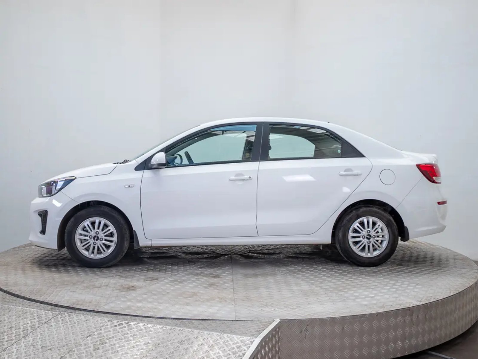 Kia SOLUTO 2024 - Foto 4 de 20