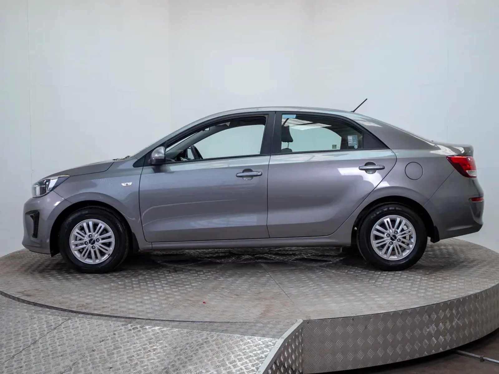 Kia SOLUTO 2024 - Foto 4 de 20