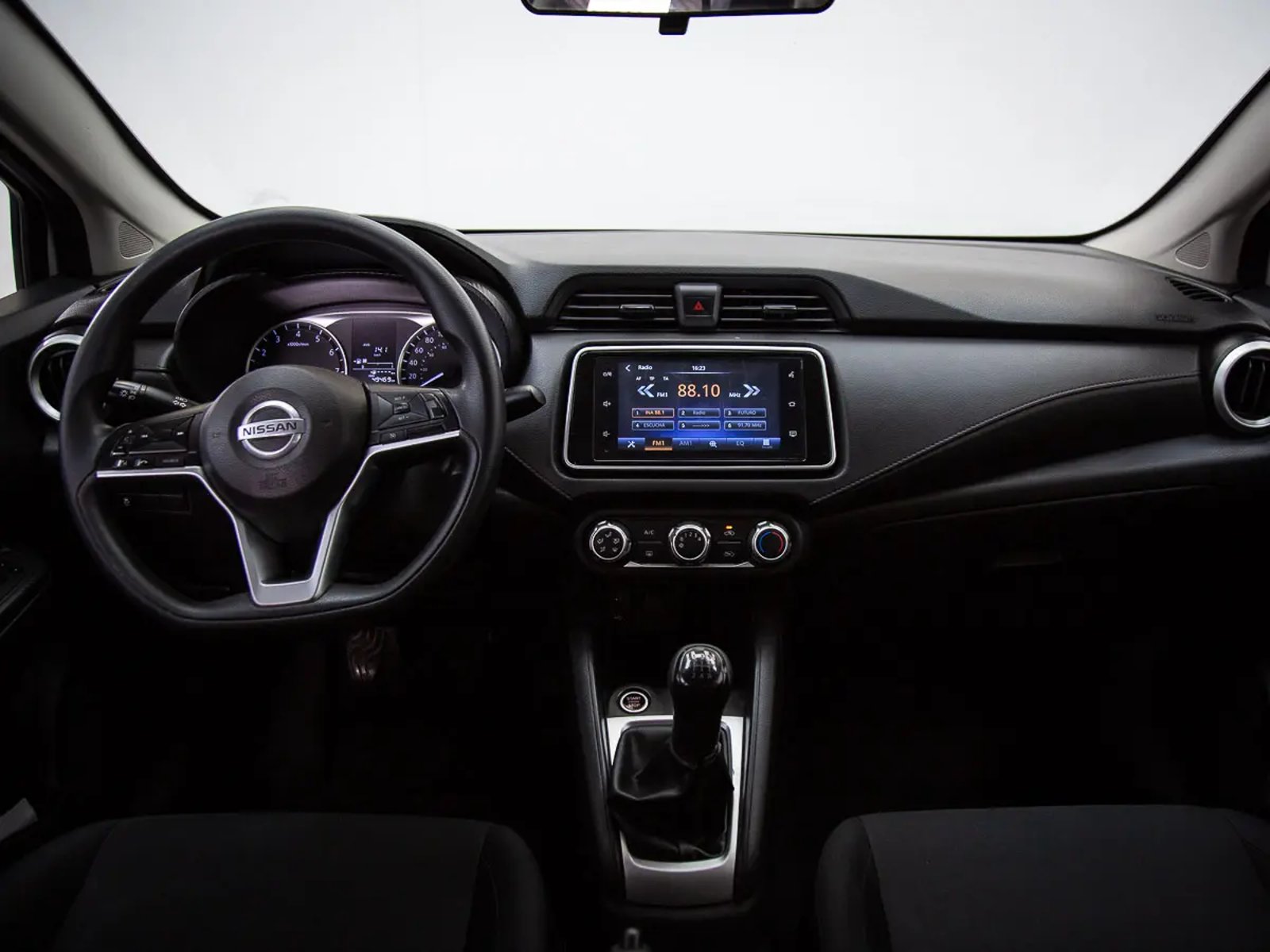 NISSAN VERSA 2023 - Imagen 13 de 17