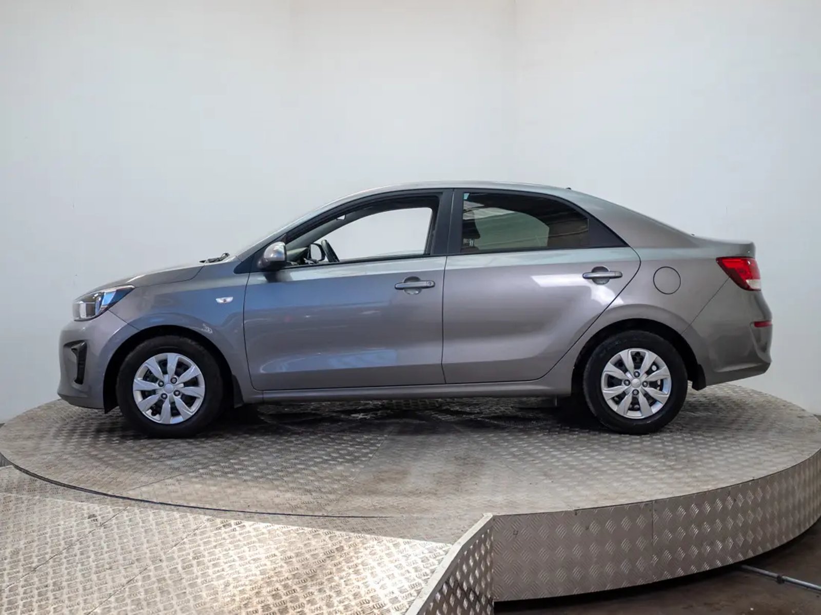 Kia SOLUTO 2023 - Foto 4 de 20