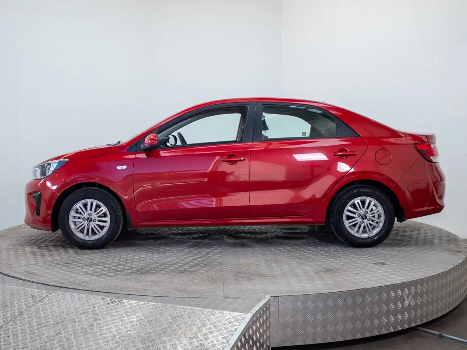 Kia SOLUTO 2024 - Imagen 4 de 18