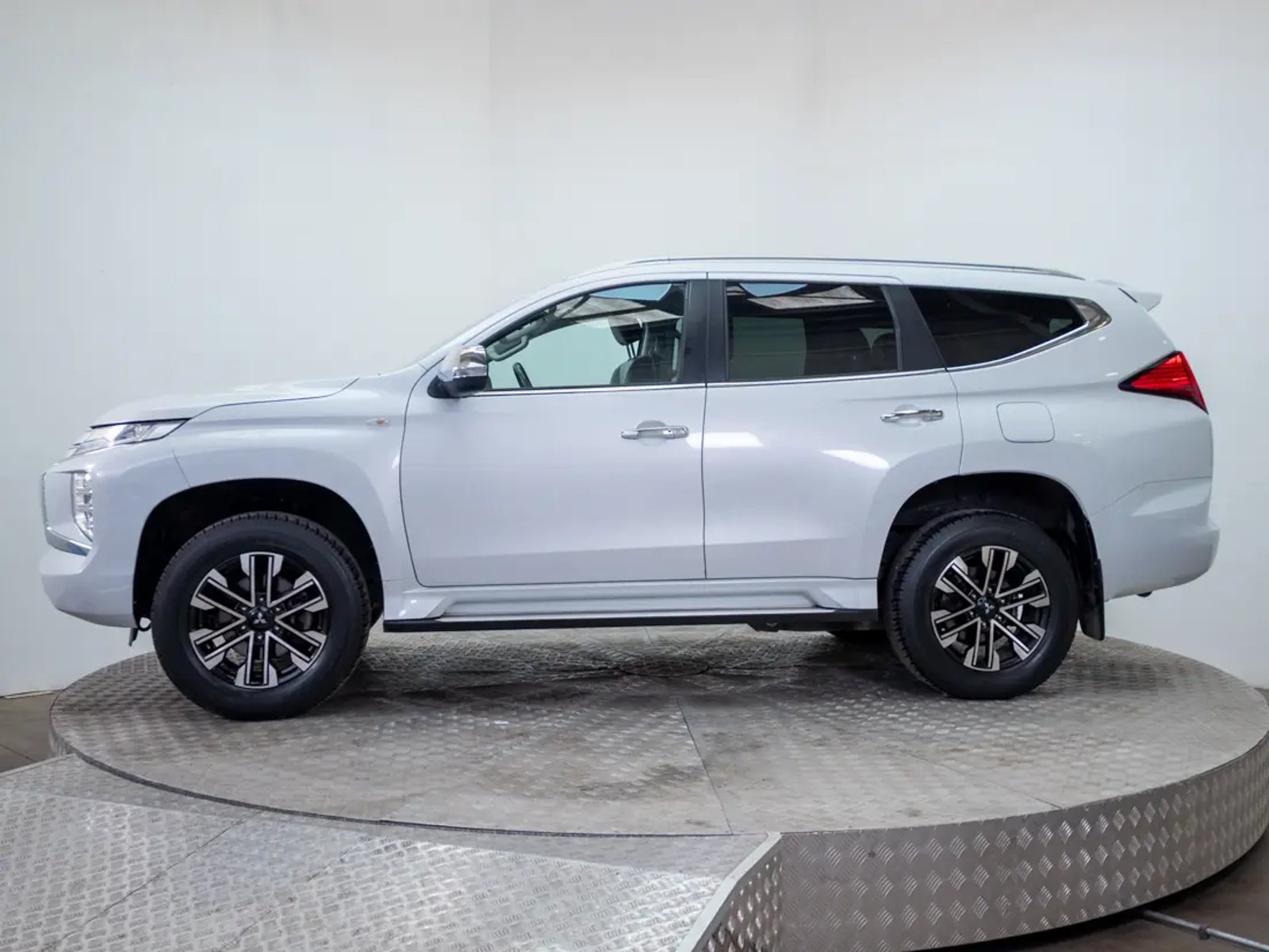 Mitsubishi MONTERO SPORT 2024 - Foto 4 de 19