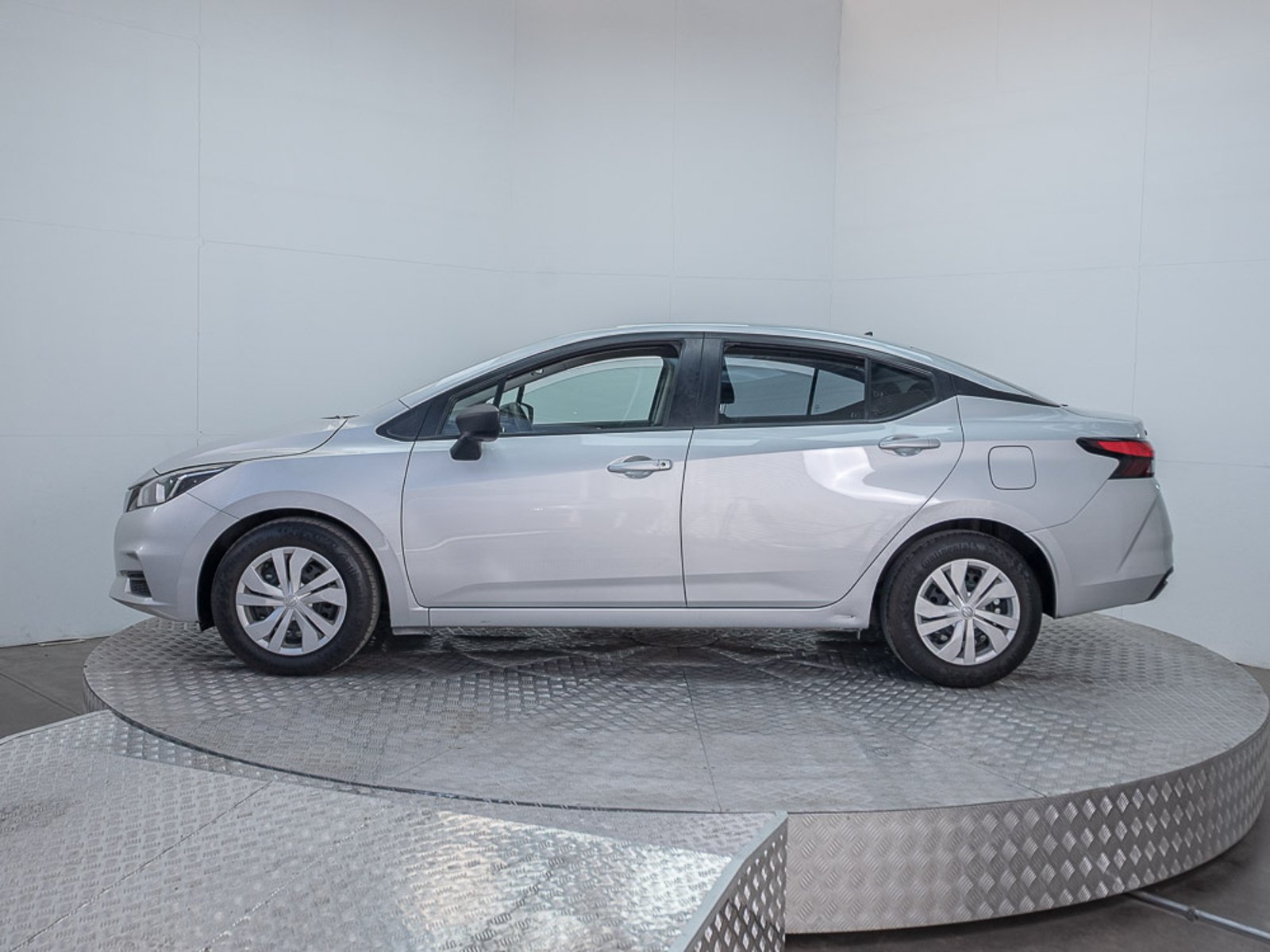 NISSAN VERSA 2023 - Imagen 9 de 15