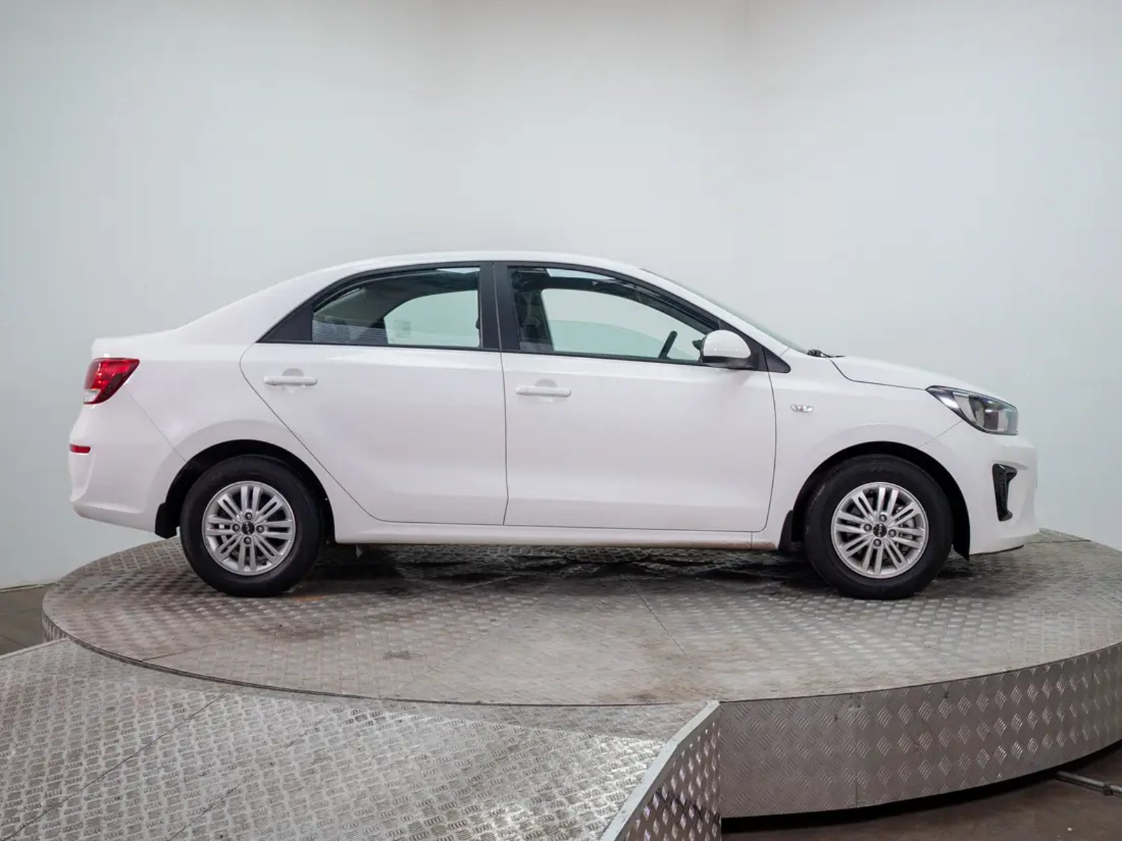 Kia SOLUTO 2024 - Imagen 8 de 20