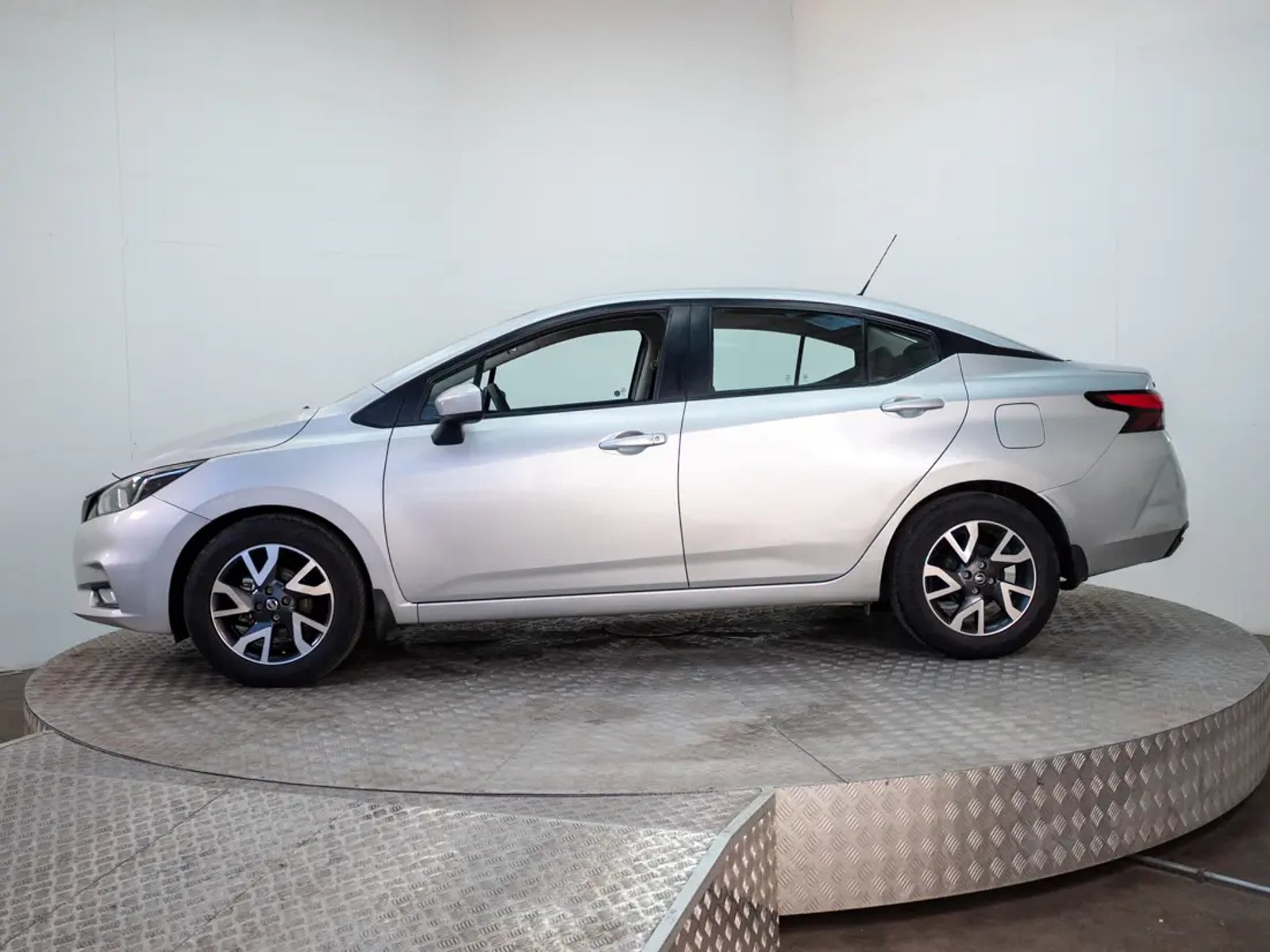 Nissan VERSA 2021 - Imagen 5 de 19