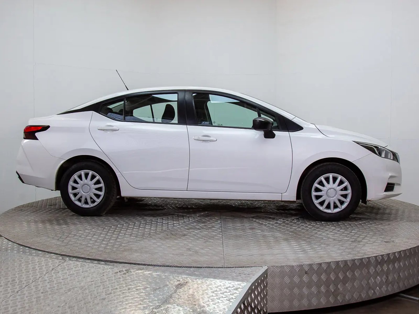 NISSAN VERSA 2023 - Imagen 9 de 17