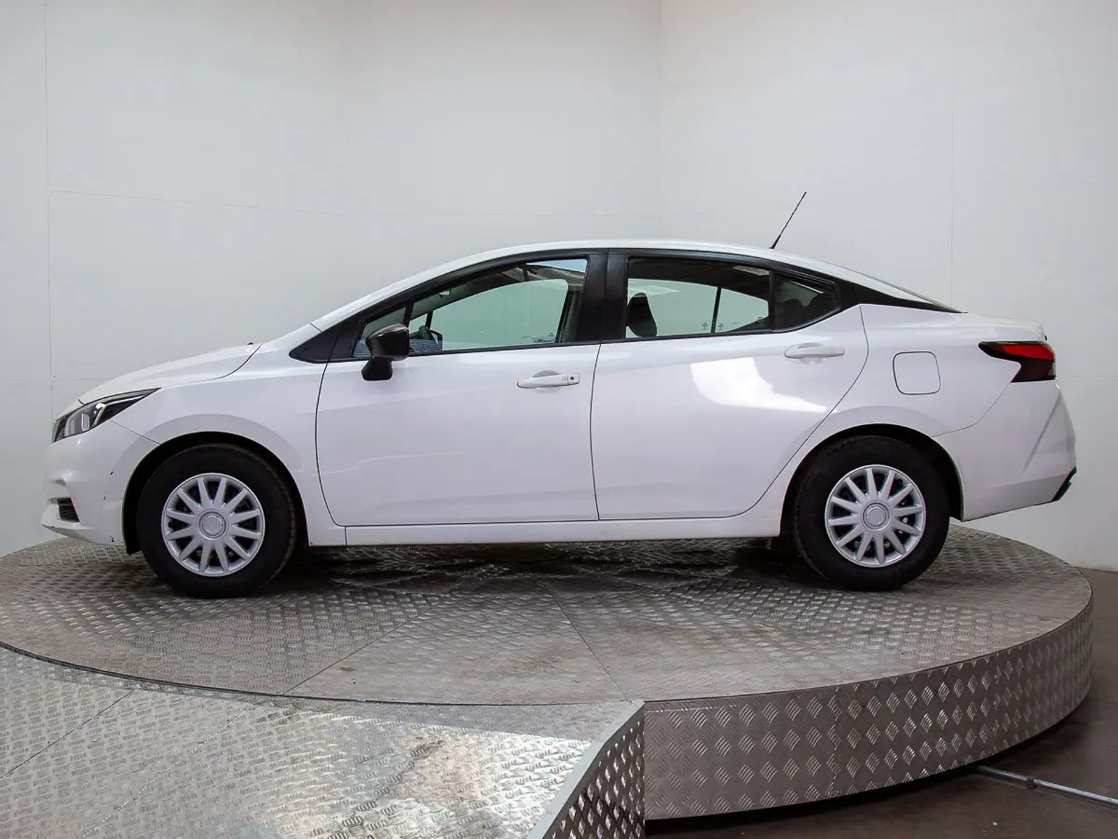 NISSAN VERSA 2023 - Imagen 5 de 17