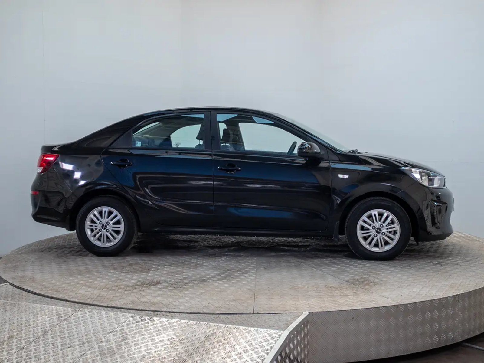 Kia SOLUTO 2024 - Imagen 8 de 20