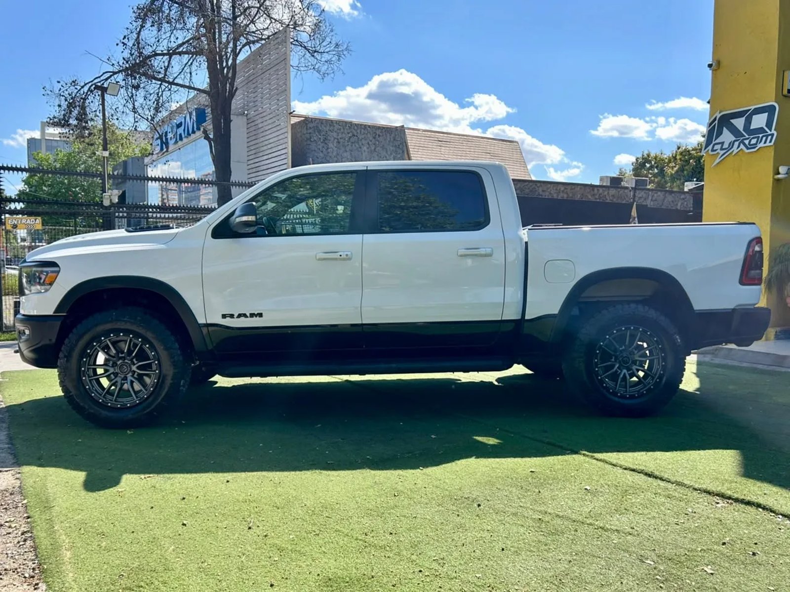 RAM 1500 REBEL CREW DCAB 4X4 5.7 AUT 2026 - Foto 5 de 20