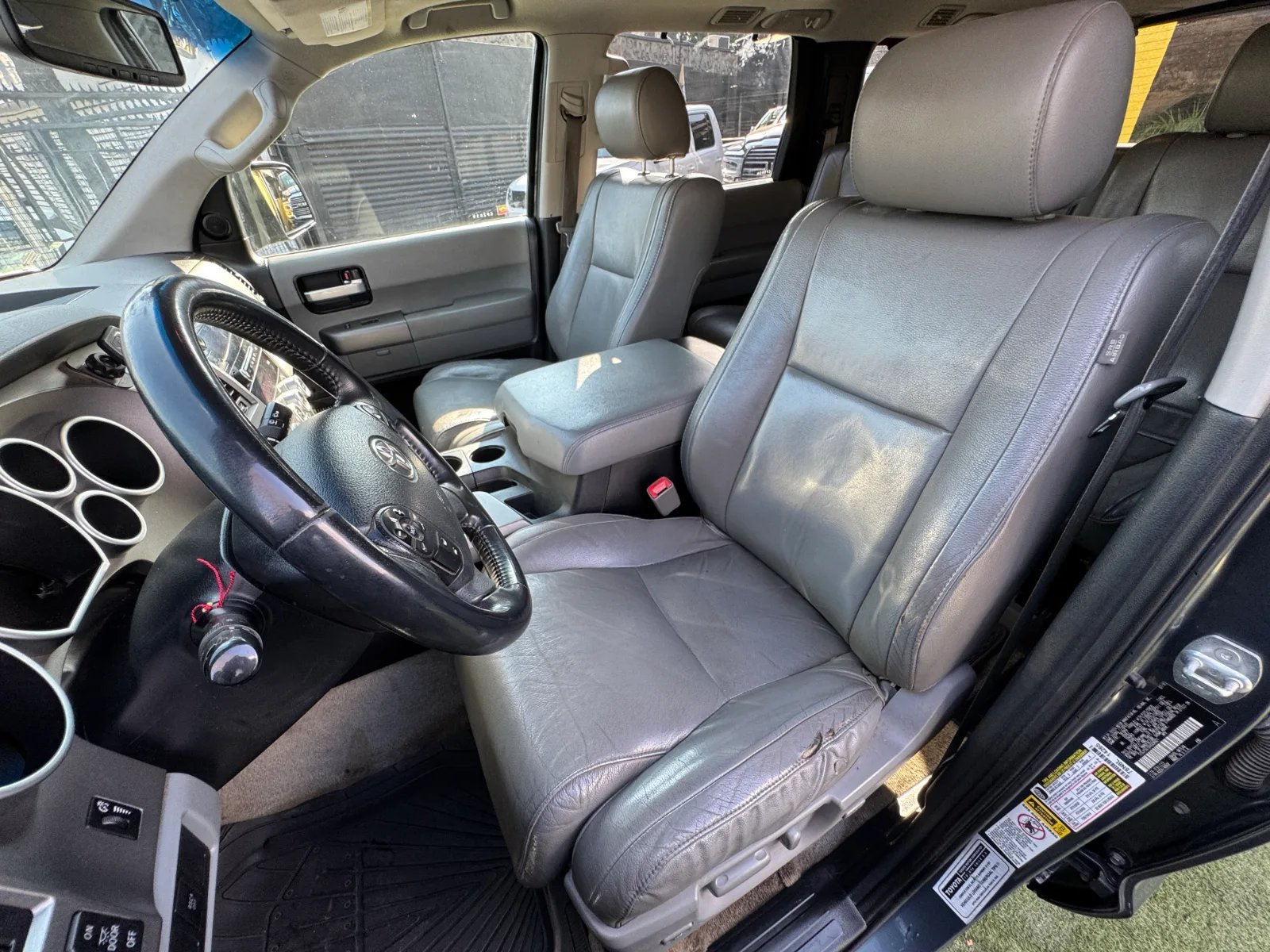 Toyota Sequoia Limited 2011 - Imagen 13 de 17