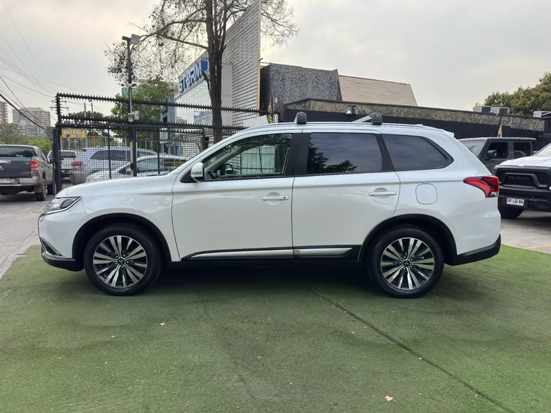 Mitsubishi Outlander GLX 2023 - Imagen 4 de 19