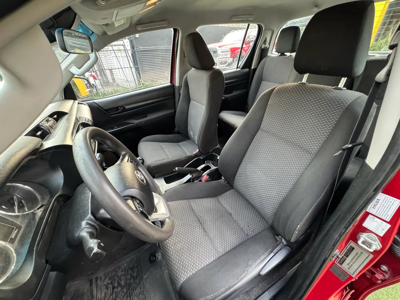 TOYOTA HILUX D CAB DX 4X4 2.4 2024 - Imagen 13 de 15