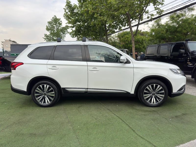 Mitsubishi Outlander GLX 2023 - Imagen 8 de 19